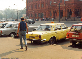 Прогулка по Москве 1989 года, фоторепортаж Рядом с Красной площадью стоят Волги