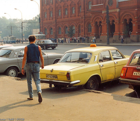 Прогулка по Москве 1989 года, фоторепортаж Рядом с Красной площадью стоят Волги