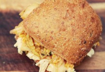 Сэндвич с квашеной капустой и курицей