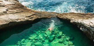 Фото дня: Кристально чистый природный бассейн в Греции