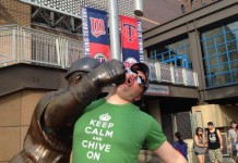 Креативные фотографии на фоне памятников и статуй