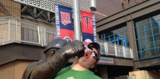 Креативные фотографии на фоне памятников и статуй