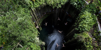Red Bull Cliff Diving, массовый прыжок с высоты 19 метров