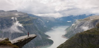 Невероятные и головокружительные смотровые площадки Каменный выступ «Язык тролля». Гора «Скьеггедаль». Одда, Норвегия