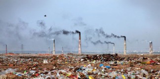 Наша планета — как люди уничтожают её Бангладеш. Мусорный пейзаж.