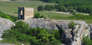 Девичья башня в пещерном городе Эски-Кермен