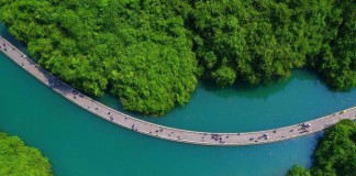 Пешеходная дорожка, построенная по руслу реки