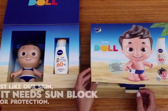 Куклы от Nivea, которые обгорают на солнце