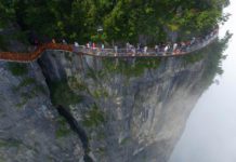 В Китае открылся очередной стеклянный мост над бездной