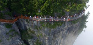 В Китае открылся очередной стеклянный мост над бездной