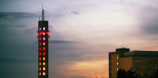 Вышка, подсветку которой может менять каждый желающий