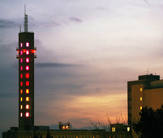 Вышка, подсветку которой может менять каждый желающий