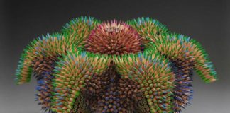 Яркие скульптуры из разноцветных карандашей