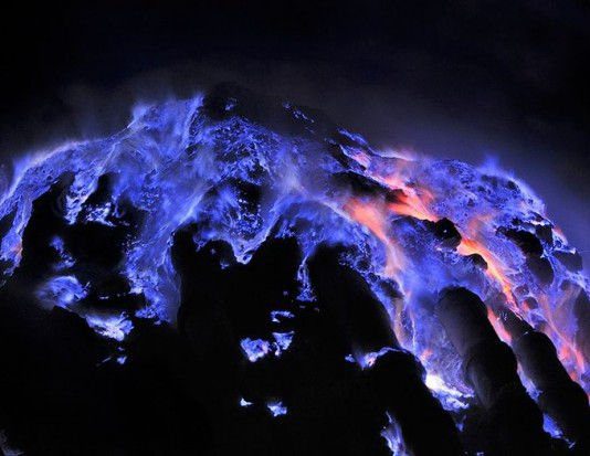 Уникальный вулкан с голубой лавой — вулкан Кавах Иджен в Индонезии, на востоке острова Ява