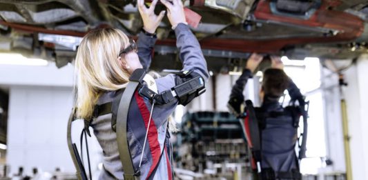 В Audi сборка автомобилей уже идет с помощью экзоскелетов Ottobock и Skelex AUDI применяет экзоскелеты для производства автомобилей