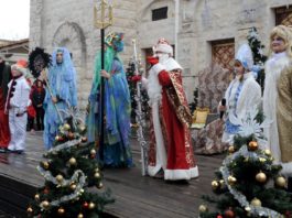 В Евпатории прошёл XV Крымский фестиваль Дедов Морозов и Снегурочек «Санта Клаус отдыхает – на арене Дед Мороз» В Евпатории прошёл XV Крымский фестиваль Дедов Морозов и Снегурочек «Санта Клаус отдыхает – на арене Дед Мороз»
