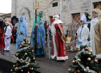 В Евпатории прошёл XV Крымский фестиваль Дедов Морозов и Снегурочек «Санта Клаус отдыхает – на арене Дед Мороз» В Евпатории прошёл XV Крымский фестиваль Дедов Морозов и Снегурочек «Санта Клаус отдыхает – на арене Дед Мороз»