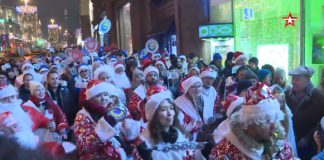 Вчера в Москве прошел парад Дедов Морозов — для всех желающих! Всем нужно быть при полном параде! Видео