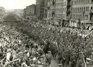 17 июля 1944 пленные немцы (всего 57,600) «исполнили» мечту Гитлера пройтись по улицам Москвы Марш пленных немцев в Москве 17 июля 1944