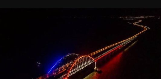 В ночь на сегодня, 15.12.19, арки Крымского моста засияли цветами российского триколора На Крымском мосту тестировали подсветку моста - цвета российского триколора