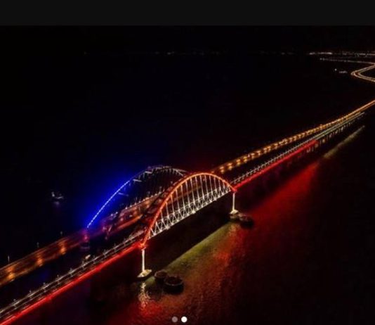 В ночь на сегодня, 15.12.19, арки Крымского моста засияли цветами российского триколора На Крымском мосту тестировали подсветку моста - цвета российского триколора
