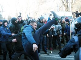 В Киеве опять митинги и побоища. Теперь против земельной реформы по продаже Украины по частям На Украине опять митинги и драки против земельной реформы по распродаже земель