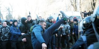 В Киеве опять митинги и побоища. Теперь против земельной реформы по продаже Украины по частям На Украине опять митинги и драки против земельной реформы по распродаже земель