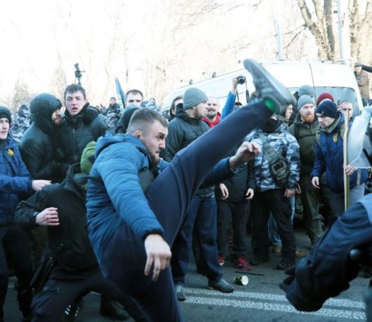 В Киеве опять митинги и побоища. Теперь против земельной реформы по продаже Украины по частям На Украине опять митинги и драки против земельной реформы по распродаже земель