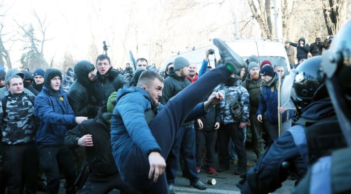В Киеве опять митинги и побоища. Теперь против земельной реформы по продаже Украины по частям На Украине опять митинги и драки против земельной реформы по распродаже земель