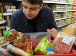 Средний чек россиян в магазинах уменьшился за 2019 год на 7%, до 518 рублей Траты россиян в магазинах в 2019 году уменьшились в среднем на 7 %