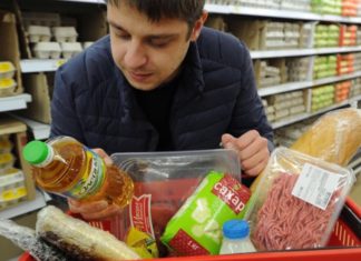 Средний чек россиян в магазинах уменьшился за 2019 год на 7%, до 518 рублей Траты россиян в магазинах в 2019 году уменьшились в среднем на 7 %