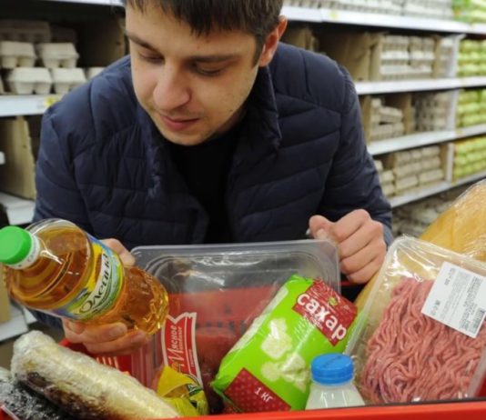 Средний чек россиян в магазинах уменьшился за 2019 год на 7%, до 518 рублей Траты россиян в магазинах в 2019 году уменьшились в среднем на 7 %