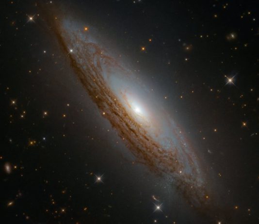 Уникальный снимок спиральной галактики ESO 021-G004 (130млн св.лет от Земли) от телескопа Хаббл