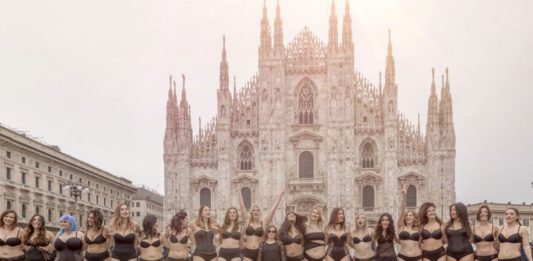 Итальянки с немодельными формами разделись в Милане перед собором Duomo.. итальянки-разделись-милан-собор-дуомо