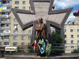 В Ивано-Франковске с 70% еврейским населением (в 1941) стоит памятник их палачам В Ивано-Франковске с 70% еврейским населением (в 1941) стоит памятник их палачам