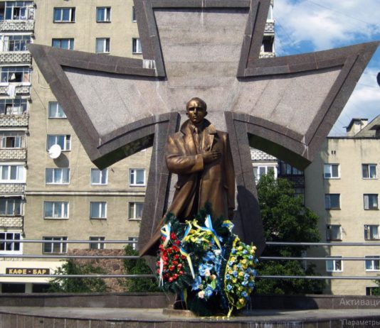 В Ивано-Франковске с 70% еврейским населением (в 1941) стоит памятник их палачам В Ивано-Франковске с 70% еврейским населением (в 1941) стоит памятник их палачам