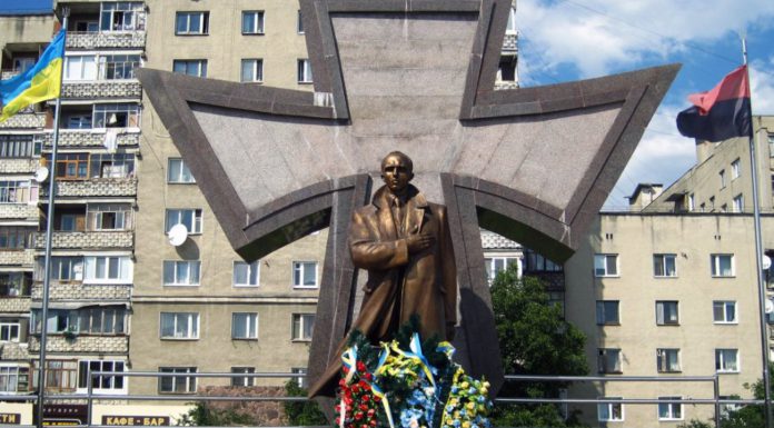 В Ивано-Франковске с 70% еврейским населением (в 1941) стоит памятник их палачам В Ивано-Франковске с 70% еврейским населением (в 1941) стоит памятник их палачам