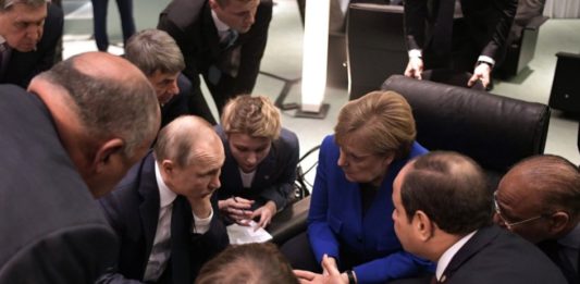 Мировые лидеры покорно склонились и ждут от Путина принятия главных решений по Ливии.. Мировые лидеры покорно склонились и ждут от Путина принятия главных решений..
