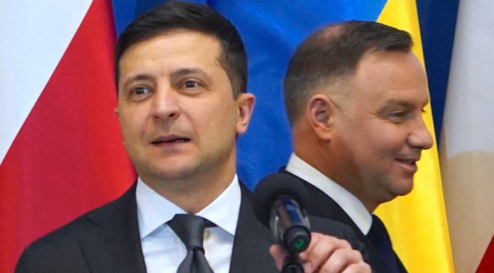 Политолог В.Корнилов поймал русофобов В.Зеленского и Анджея Дуду на откровенных подтасовках Политолог В.Корнилов поймал русофобоф В.Зеленского и Анджея Дуду на откровенных подтасовках