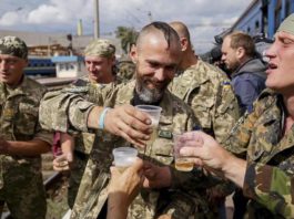 Пьяные украинские «хохло-бойцы» ВСУ сами себя угробили и покалечили Пьяные бойцы ВСУ перебили друг друга