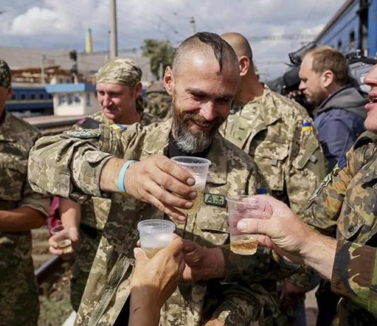 Пьяные украинские «хохло-бойцы» ВСУ сами себя угробили и покалечили Пьяные бойцы ВСУ перебили друг друга