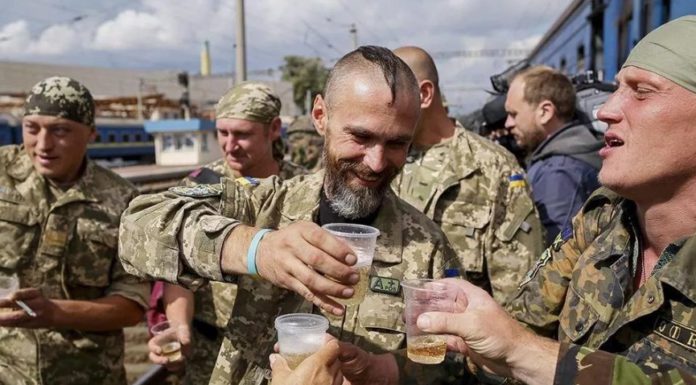 Пьяные украинские «хохло-бойцы» ВСУ сами себя угробили и покалечили Пьяные бойцы ВСУ перебили друг друга