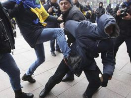 На Украине местные жители с ножами и дубинками избивают евреев.. Полиция молча наблюдает Украинцы избивают евреев дубинами и ножами