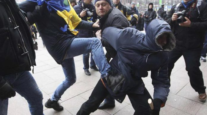 На Украине местные жители с ножами и дубинками избивают евреев.. Полиция молча наблюдает Украинцы избивают евреев дубинами и ножами