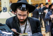 Ортодоксальных евреев из-за вони выгнали с рейса самолета American Airlines Ортодоксальных евреев из-за вони выгнали с рейса самолета American Airlines