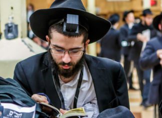 Ортодоксальных евреев из-за вони выгнали с рейса самолета American Airlines Ортодоксальных евреев из-за вони выгнали с рейса самолета American Airlines