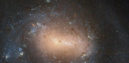 Спиральная галактика NGC 4618 во всей красе, новые снимки телескопа Хаббл Спиральная галактика NGC 4618 во всей красе, новые снимки телескопа Хаббл
