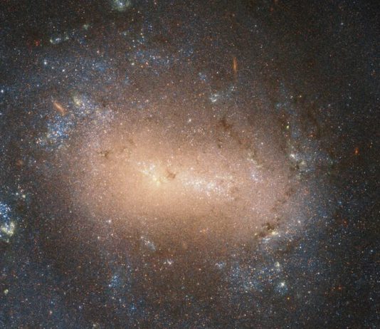 Спиральная галактика NGC 4618 во всей красе, новые снимки телескопа Хаббл Спиральная галактика NGC 4618 во всей красе, новые снимки телескопа Хаббл