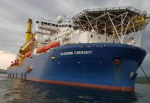 Судно-трубоукладчик «Академик Черский» движется в Средиземное море под защитой военных кораблей РФ Судно-трубоукладчик "Академик Черский" движется в Средиземное море под защитой военных кораблей РФ