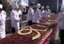 8 марта в Ялте все желающие отведали 20-метрового чеховского вишневого пирога — ВИДЕО!! 8 марта в Ялте все желающие отведали 20-метрового вкусного пирога!!